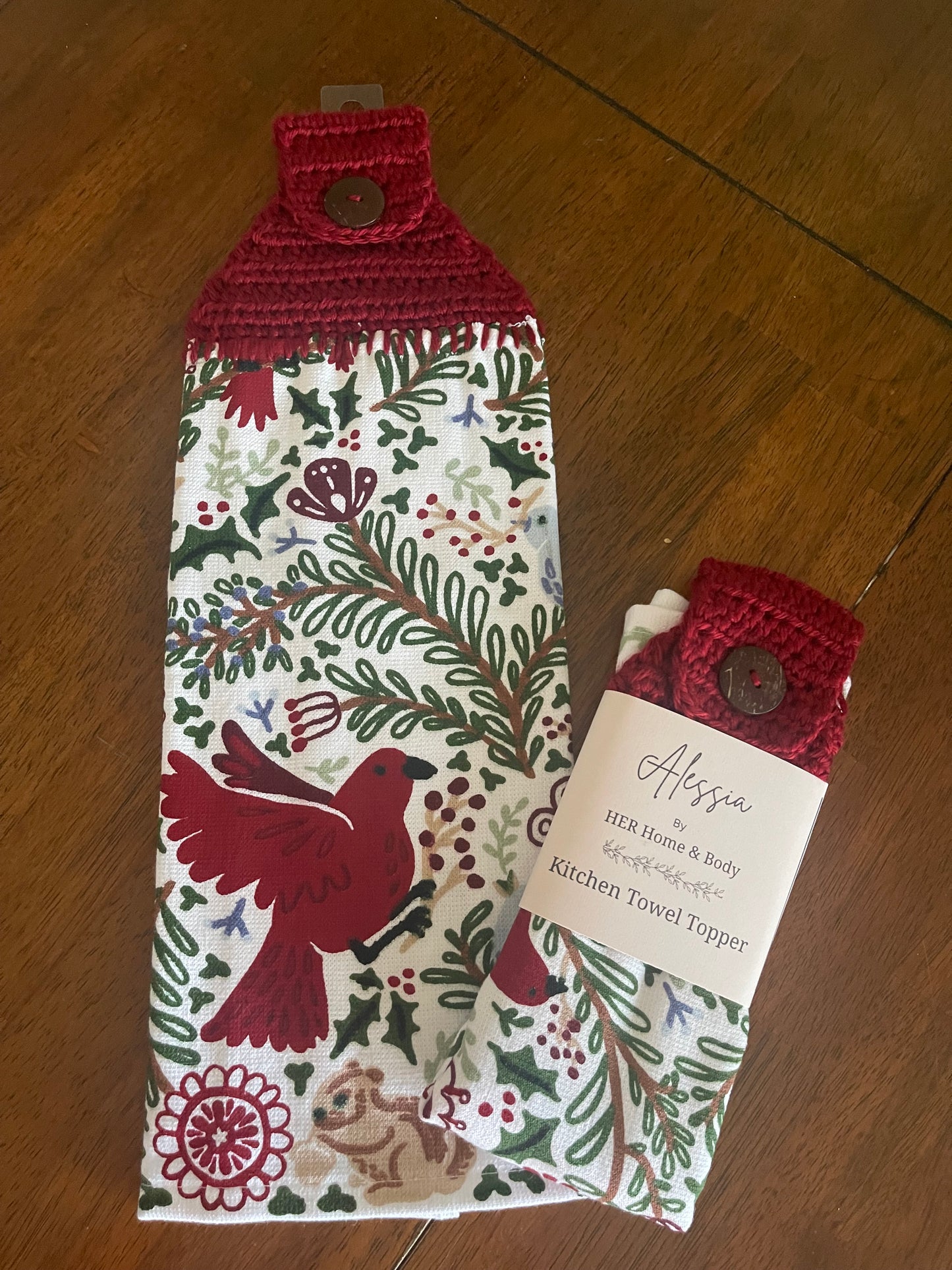 Cardinal & Holly Holiday Towel Topper